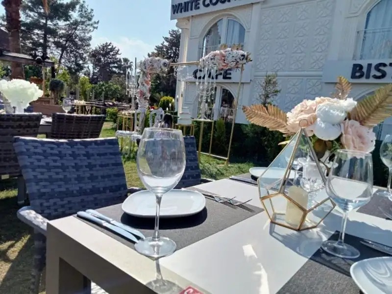 WHITE COUNTRY HOTEL