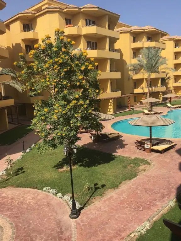 POOL VIEW APART AT BRITISH RESORT 252