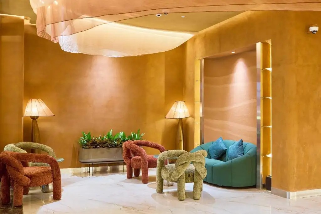 KIN HOTEL LY TU TRONG 