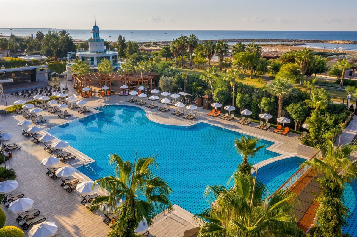 COMMODORE ELITE SUITES & SPA ADULTS ONLY 18+