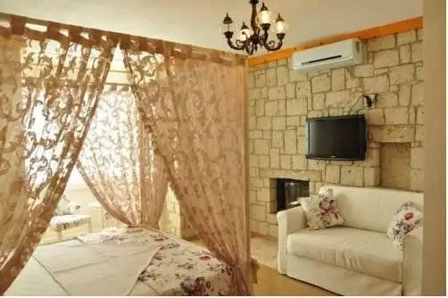 KEMERLIHAN DELUXE HOTEL