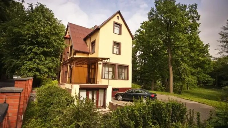 ЛУИЗА ХОСТЕЛ (EX. RAUSCHEN COURT)