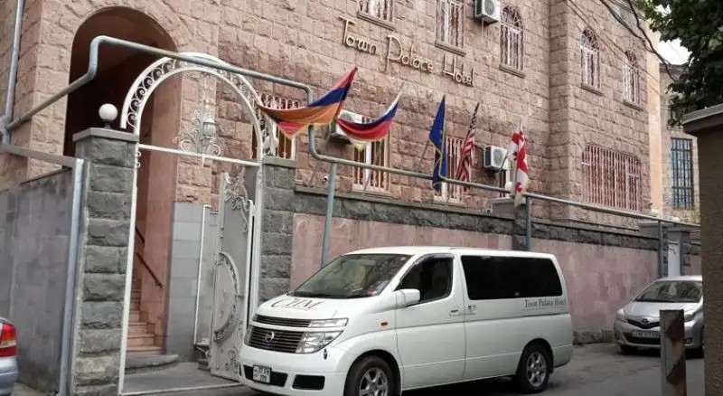 TOWN PALACE HOTEL