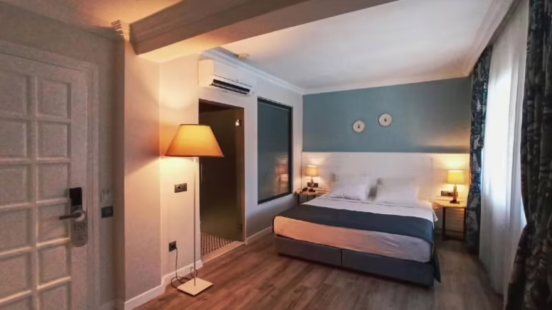 BRONZE HOTEL