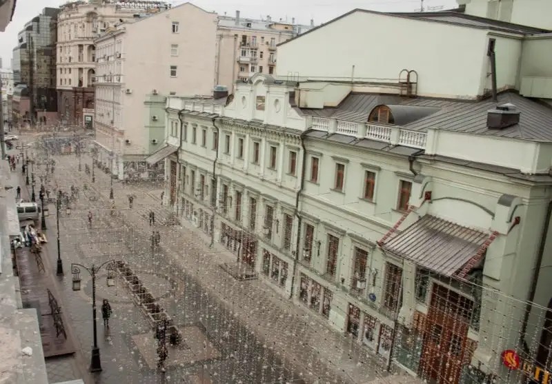 У ТЕАТРА
