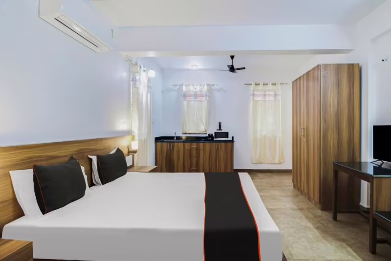 HOLIDAY SUITES