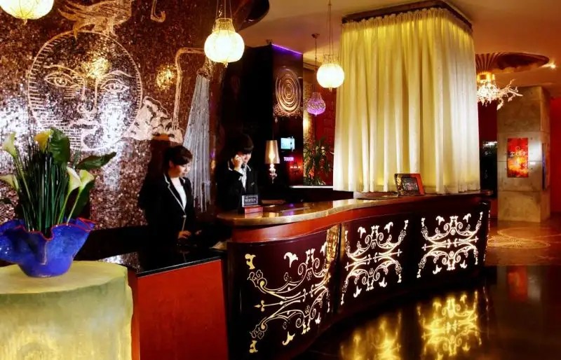 THE LUXE MANOR