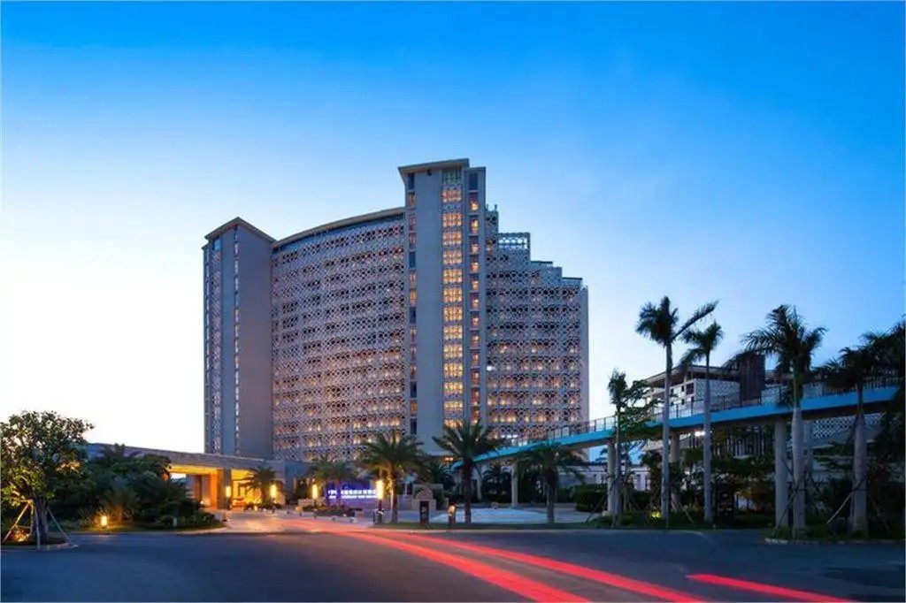 ALOHA OCEANFRONT SUITE RESORT