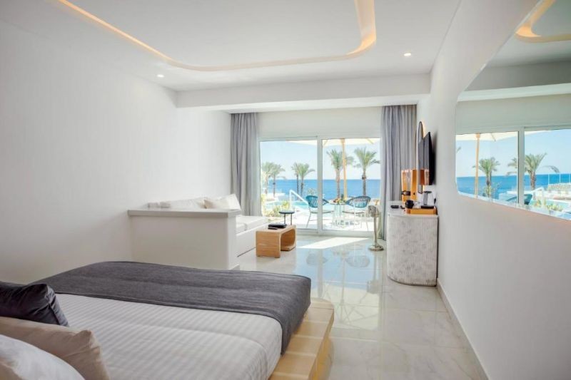 junior suite swim up (posh club)