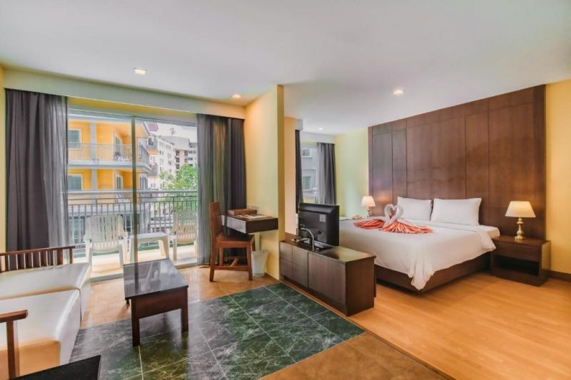 deluxe suite pool view