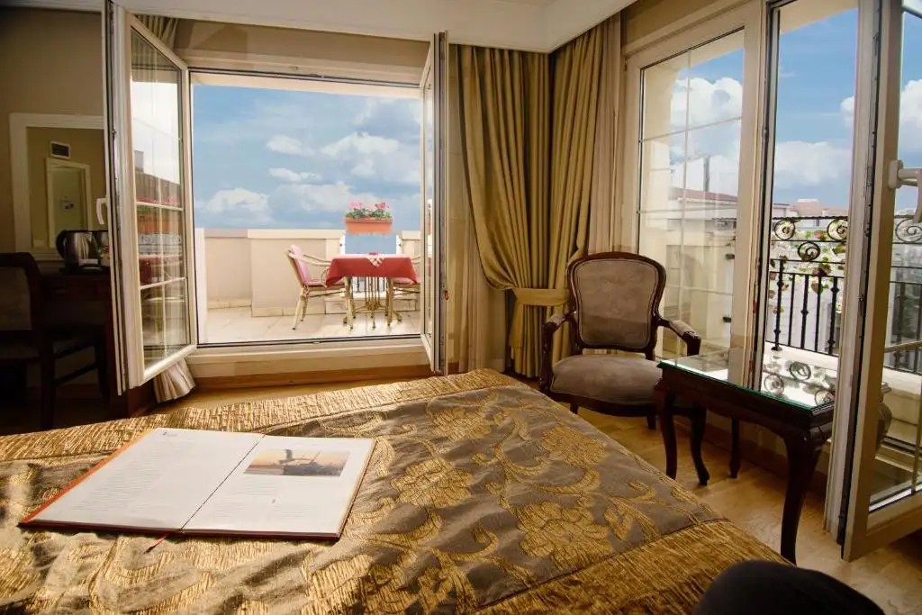 RECITAL HOTEL