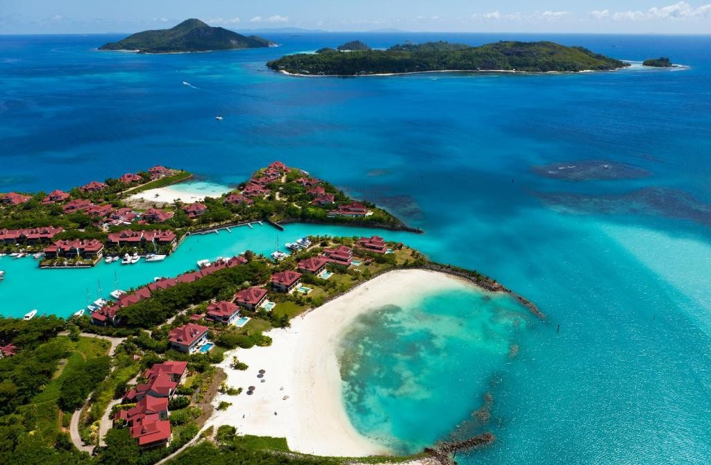 EDEN ISLAND LUXURY ACCOMMODATION