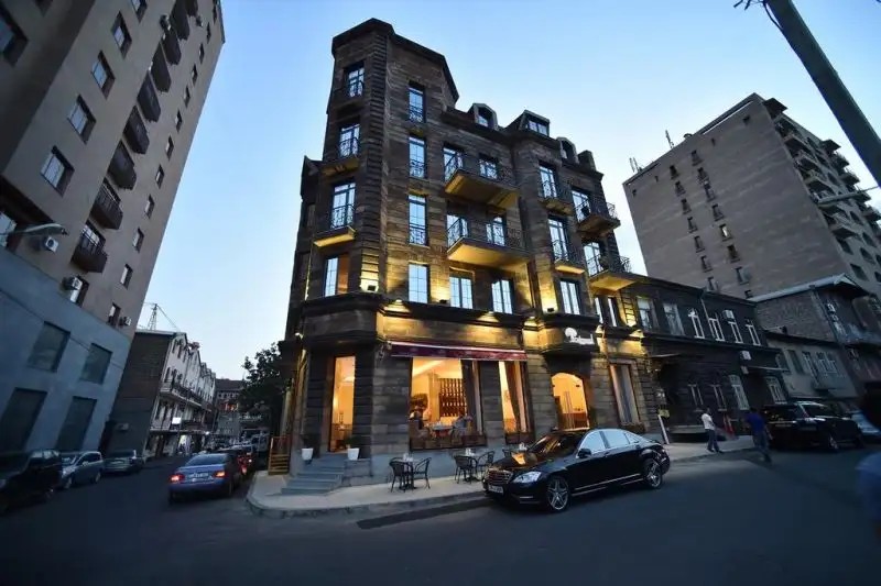 BOULEVARD HOTEL