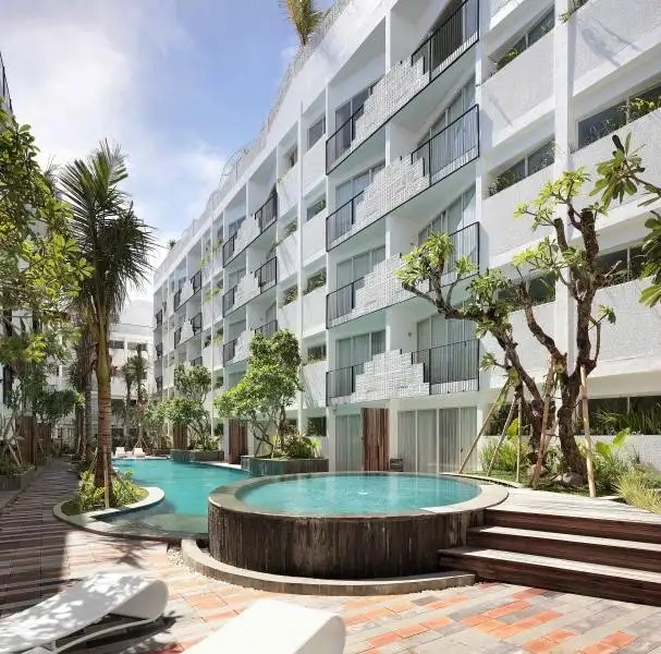 THE AKMANI LEGIAN