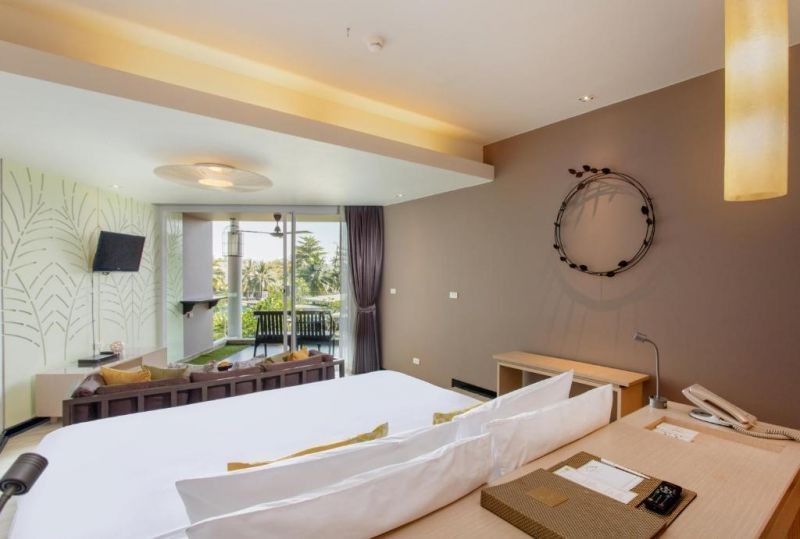 junior suite pool access sea side