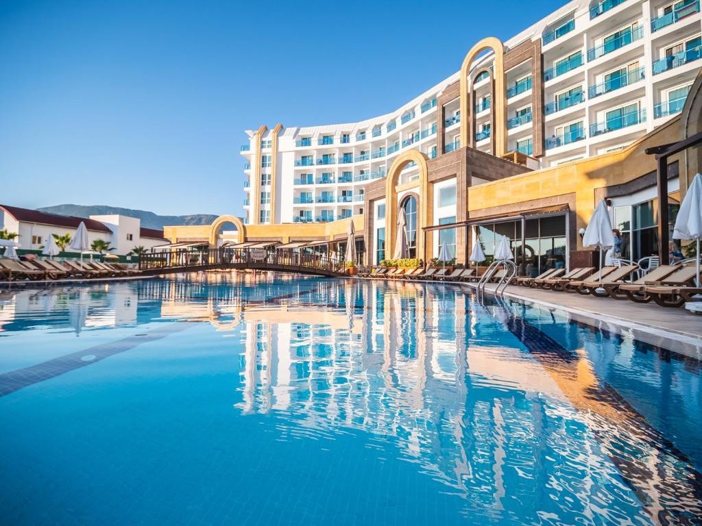 THE LUMOS DELUXE RESORT HOTEL & SPA
