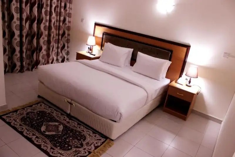 MONTREAL NAIF HOTEL