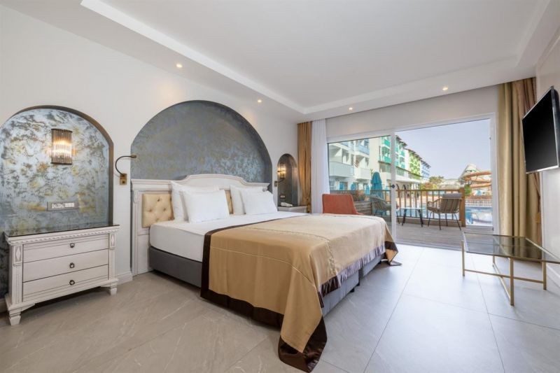 club family suite swim up (sharing pool)