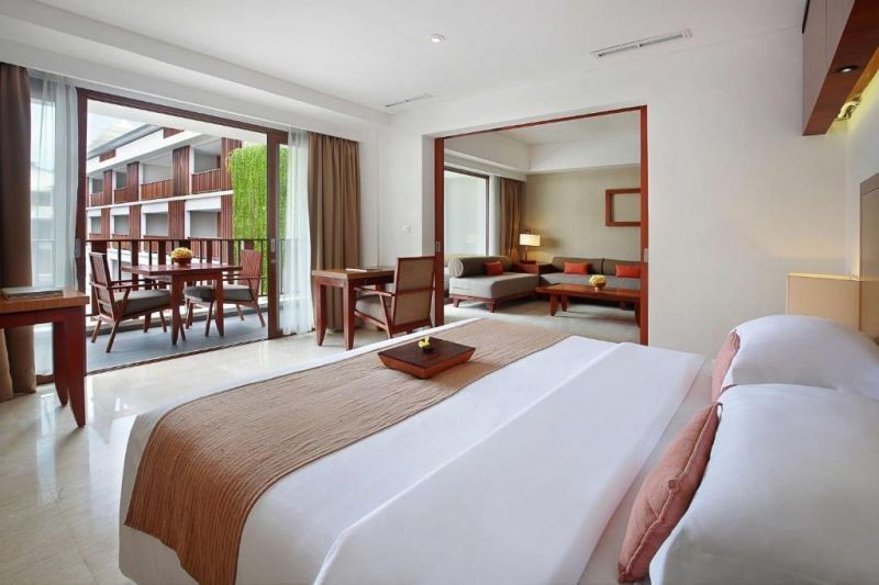 magani suite pool view spa bath