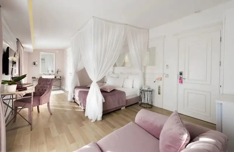 LARA CHANCE HOTEL
