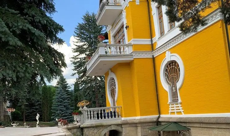 УСАДЬБА БАЛЕРИНЫ МАТИЛЬДЫ КШЕСИНСКОЙ (БЫВШ. ДАЧА БУТИК-ОТЕЛЬ)