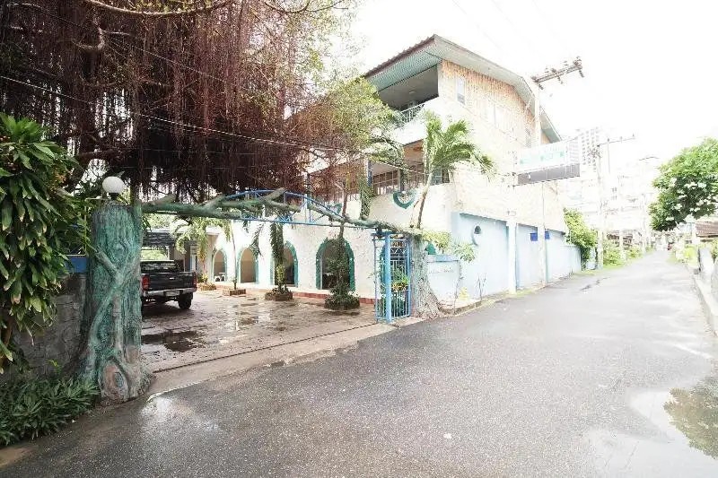 OYO 1003 NAKLUA HOUSE