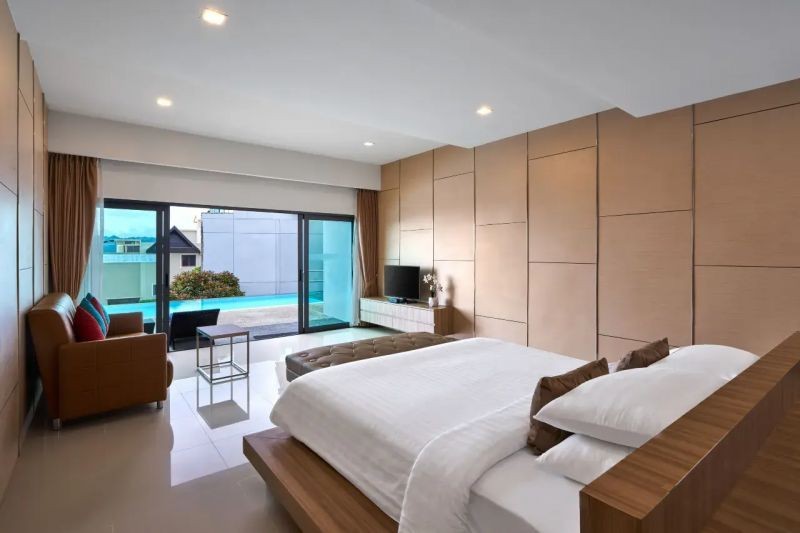 premier suite pool access