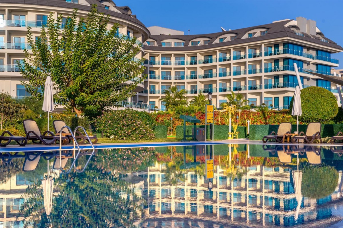 COMMODORE ELITE SUITES & SPA ADULTS ONLY 18+