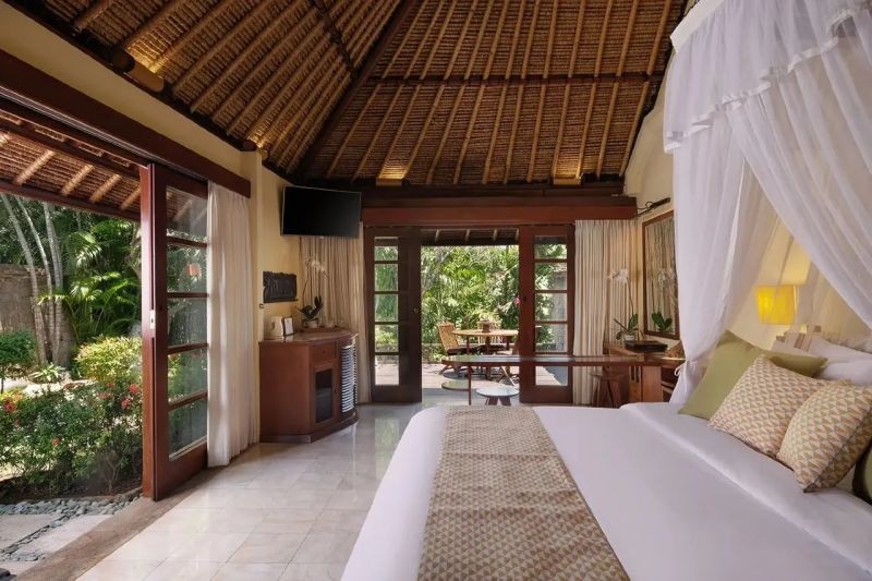 grand courtyard villa with pool