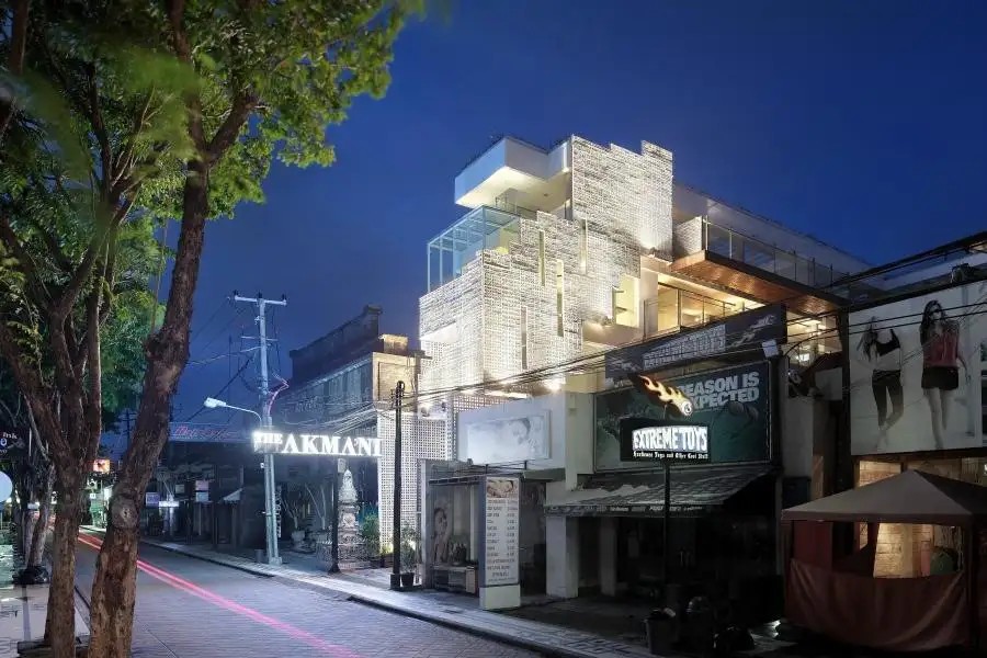 THE AKMANI LEGIAN