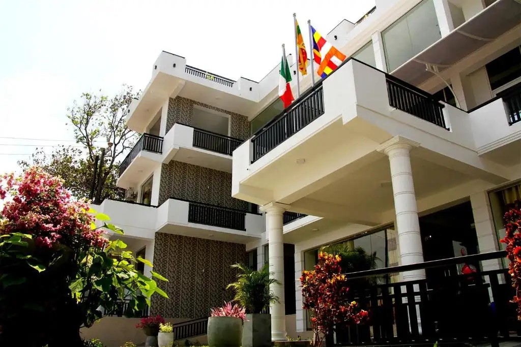QUEENS BEACH HOTEL