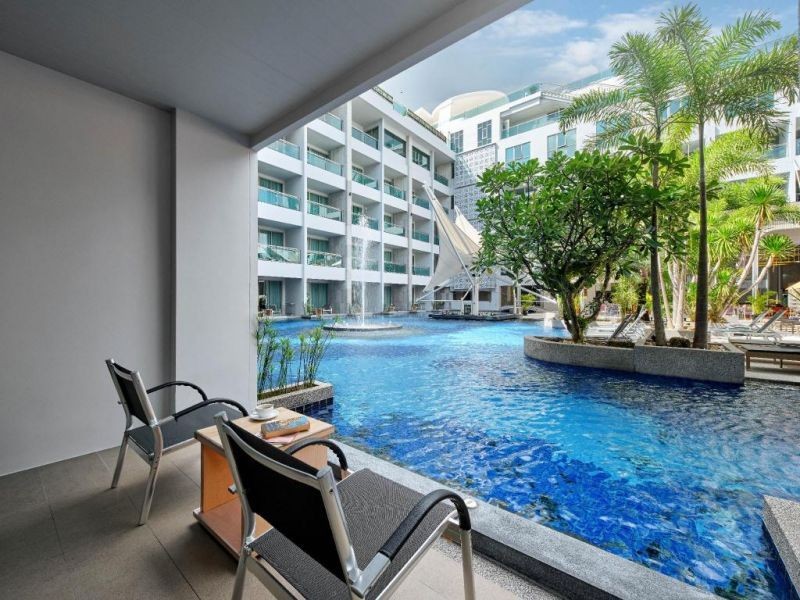 deluxe pool access 