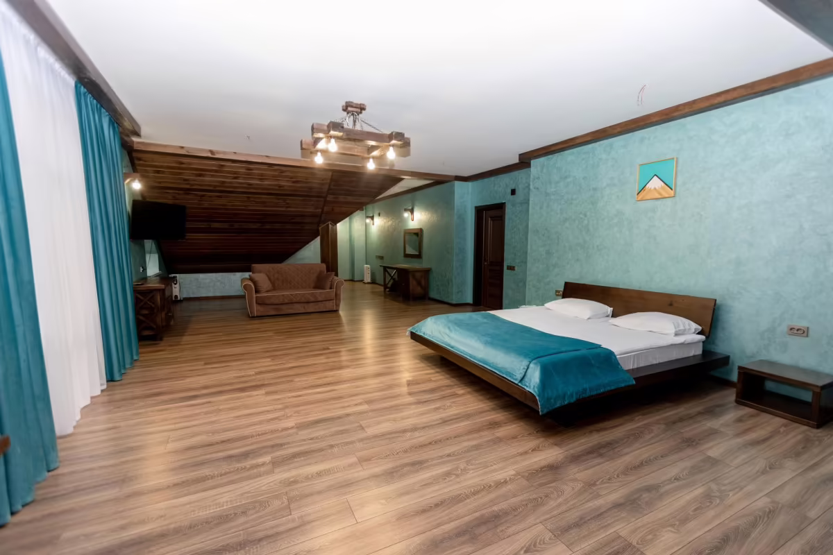 КРОКУС (CROCUS HOTEL)