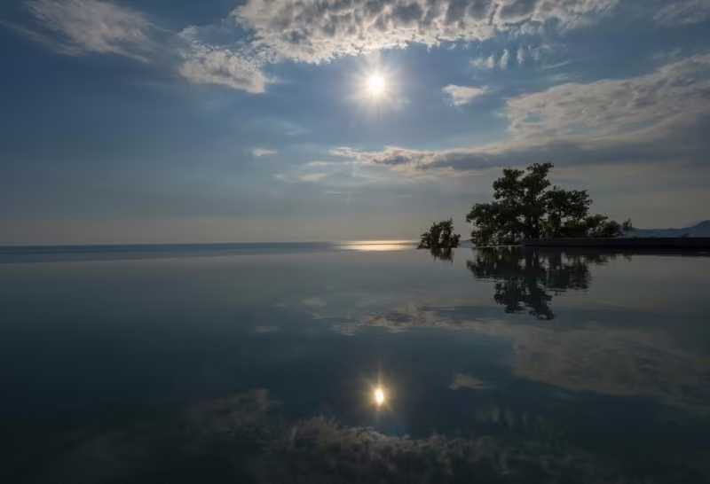 VIVID BLUE SERENITY RESORT