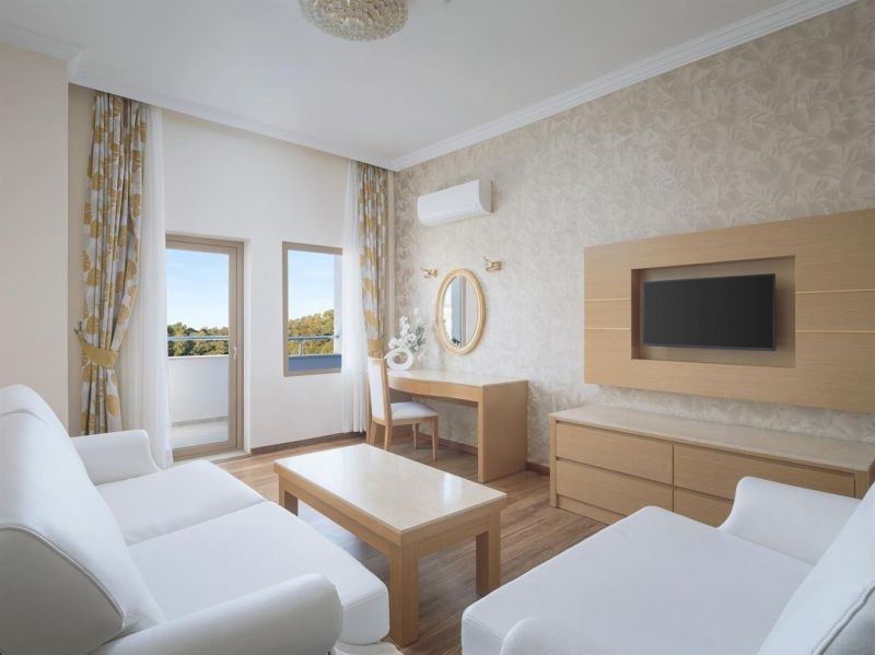 family suite land view