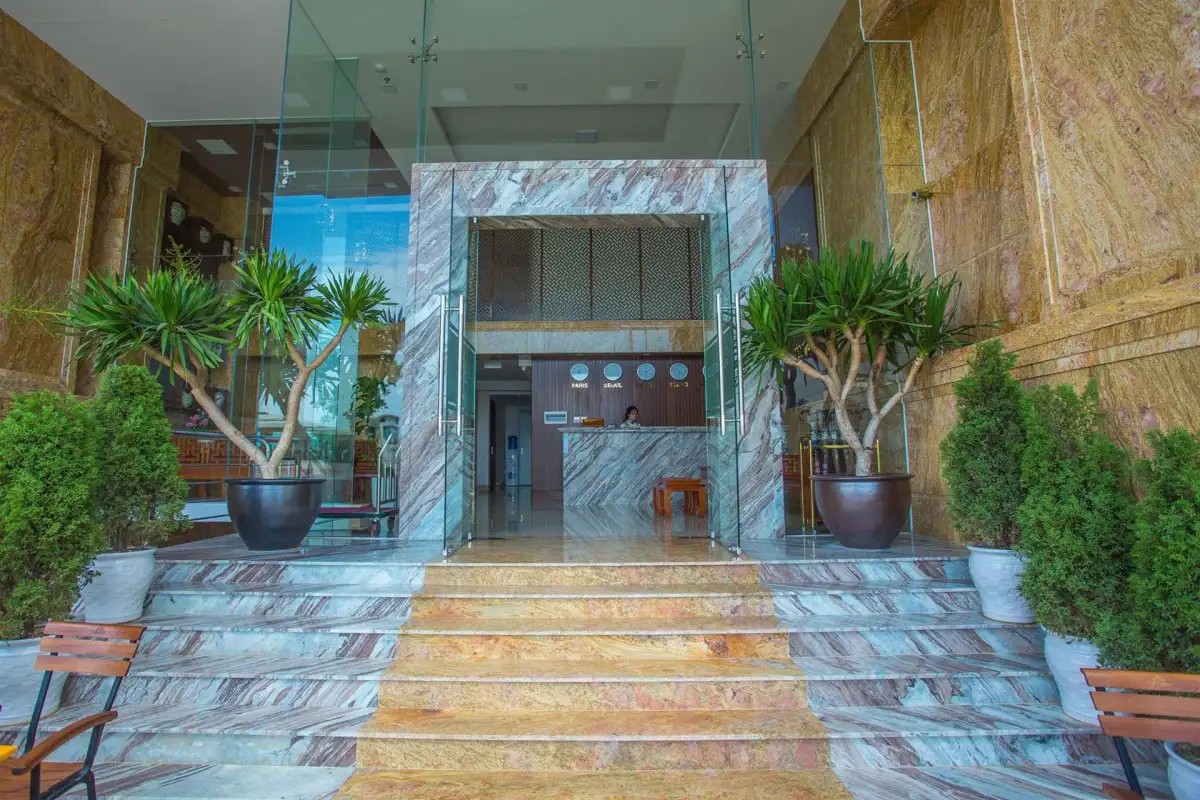 DE LAMOUR HOTEL