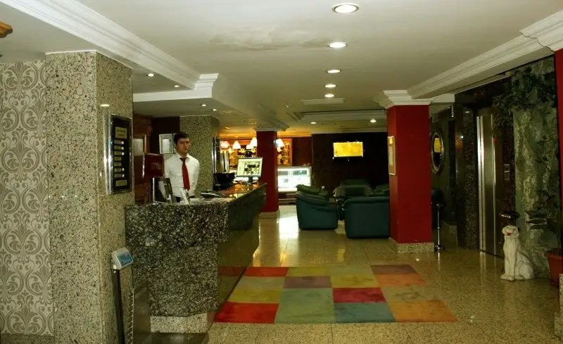 VERSION HOTEL LALELI