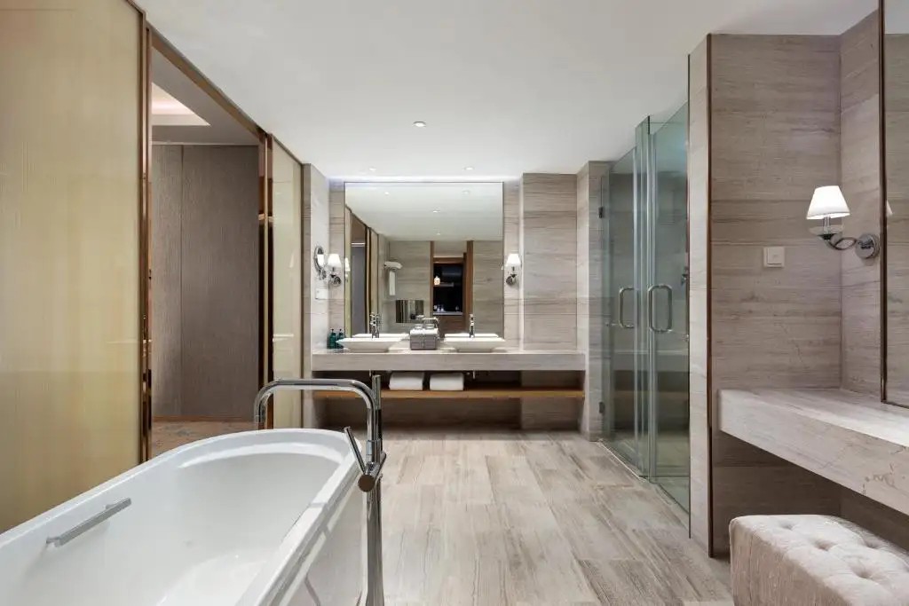 CROWNE PLAZA NOAH SQUARE