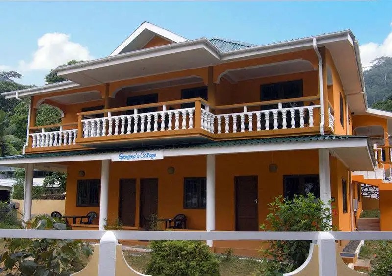 GEORGINAS COTTAGE BEACH GUEST HOUSE