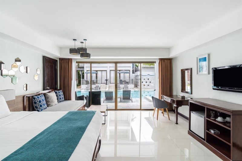 deluxe pool access