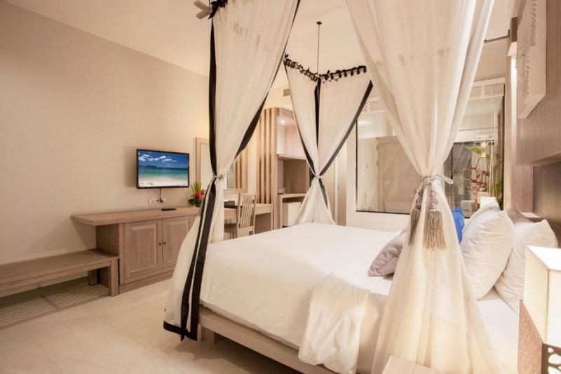 pool suite blue wing  