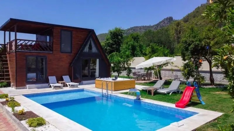 VILLA WITH POOL JACUZZI AND BACKYARD IN INLICE