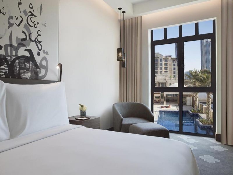 deluxe king room pool view