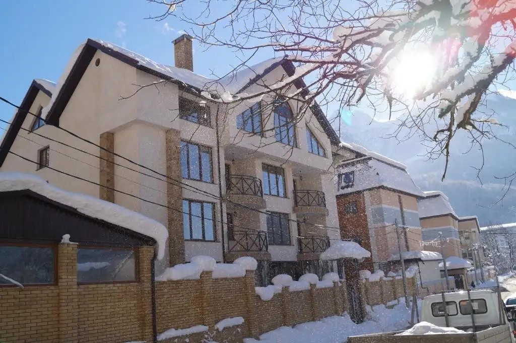 GREEN HALL (ГРИН ХОЛЛ)