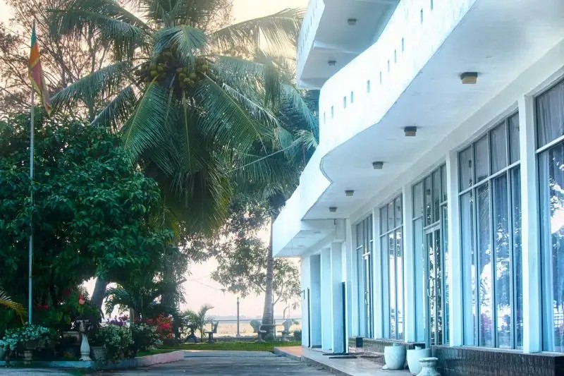 WHITE PALACE