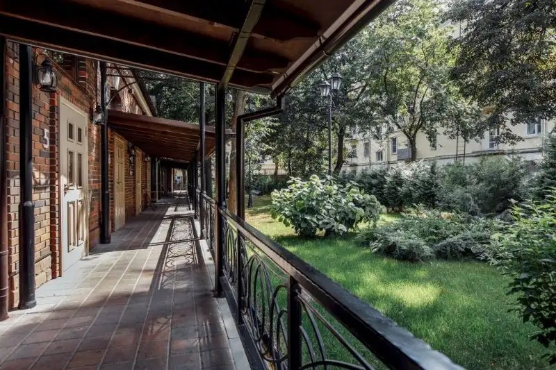 11 HOTEL & GARDEN