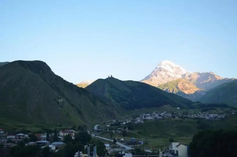 MOUNT INN KAZBEGI