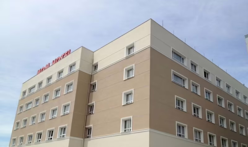 MOM HOTEL