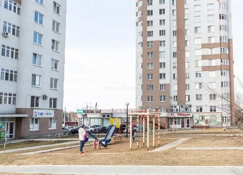 ДОМ ДОСТУПНО НА КОСМОНАВТОВ 215