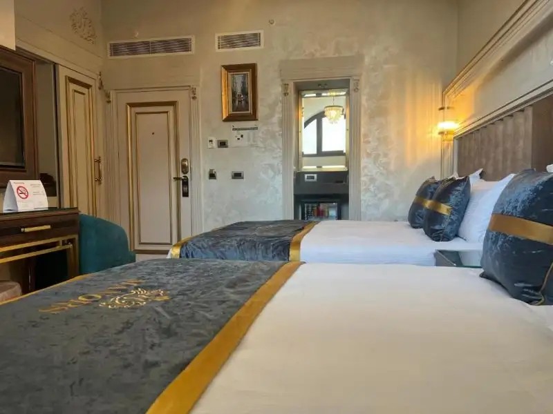 MANORS HOTEL